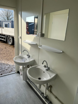 CONTENEDOR SANITARIO DE 6,00 x 2,44 M CON 5 SANITARIOS