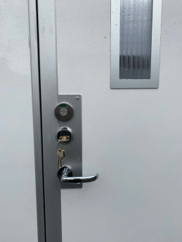 CONTENEDOR WC CON CISTERNA CABINA