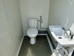 CONTENEDOR SANITARIO CON 3 CABINAS