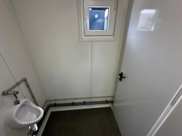 CONTENEDOR SANITARIO EQUIPADO CON 4x INODOROS / 1x URINARIO / 3x LAVABOS