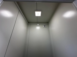 CONTENEDOR SANITARIO EQUIPADO CON 4x INODOROS / 1x URINARIO / 3x LAVABOS