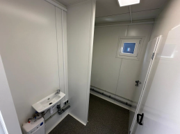 CONTENEDOR SANITARIO EQUIPADO CON 4x INODOROS / 1x URINARIO / 3x LAVABOS