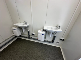 CONTENEDOR SANITARIO EQUIPADO CON 4x INODOROS / 1x URINARIO / 3x LAVABOS