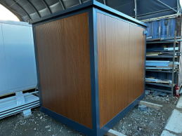 CONTENEDOR SANITARIO DOBLE 2 CABINAS DE INODORO / INODORO + URINARIO