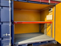 CONTENEDOR DE CARGA LATERAL DE 20 PIES CON ESTANTERÍAS PARA PALES