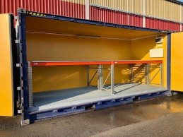 CONTENEDOR DE CARGA LATERAL DE 20 PIES CON ESTANTERÍAS PARA PALES