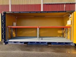 CONTENEDOR DE CARGA LATERAL DE 20 PIES CON ESTANTERÍAS PARA PALES