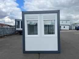 OFICINA PORTÁTIL CON VENTANAS GRANDES