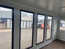 OFICINA PORTÁTIL CON VENTANAS GRANDES