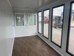 OFICINA PORTÁTIL CON VENTANAS GRANDES