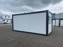 OFICINA PORTÁTIL CON VENTANAS GRANDES