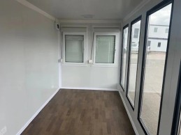 OFICINA PORTÁTIL CON VENTANAS GRANDES