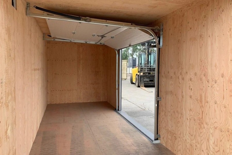 CONTENEDOR DE 20 PIES CON PUERTAS DE GARAJE AISLADAS